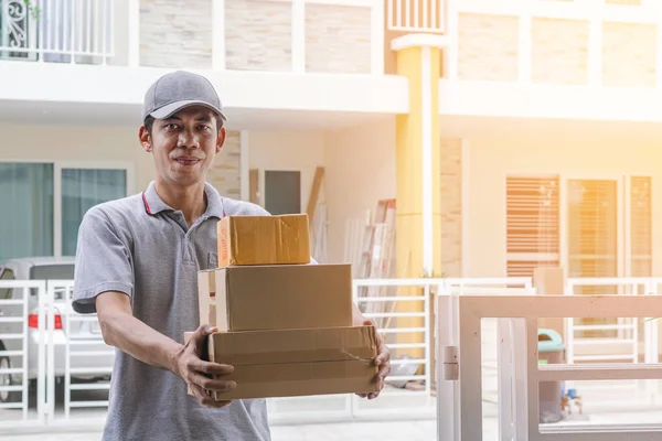 Delivery and courier service concepts. — Stock Photo, Image
