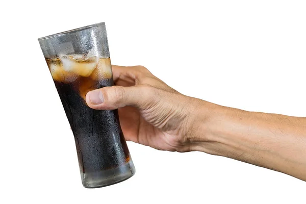 Mano de un hombre sosteniendo una copa de cola con hielo —  Fotos de Stock