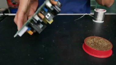 Elektronik devre kartı tamiri.