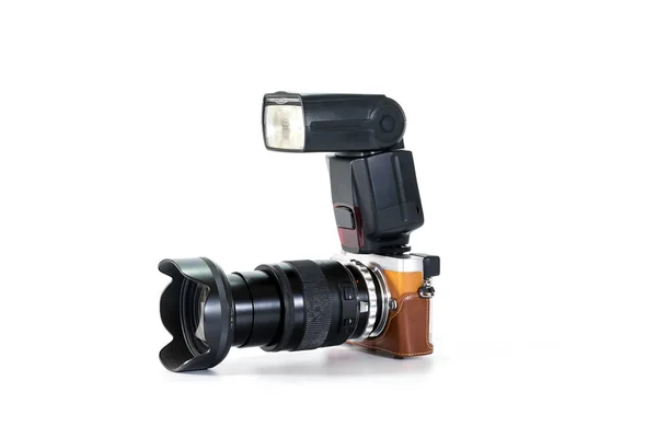 Digitale slr camera met flits — Stockfoto