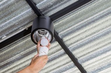 Floresan lamba yerine Led ampul tutan el