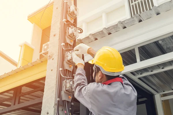 Elektricien installeren een energiemeter — Stockfoto