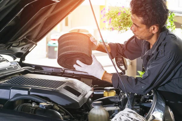 Elimina el filtro de aire del coche para inspección y limpieza —  Fotos de Stock