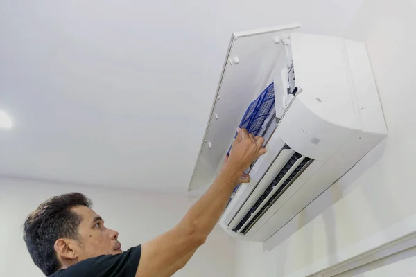 Removing the air filter of the air conditioner — Stock Photo, Image