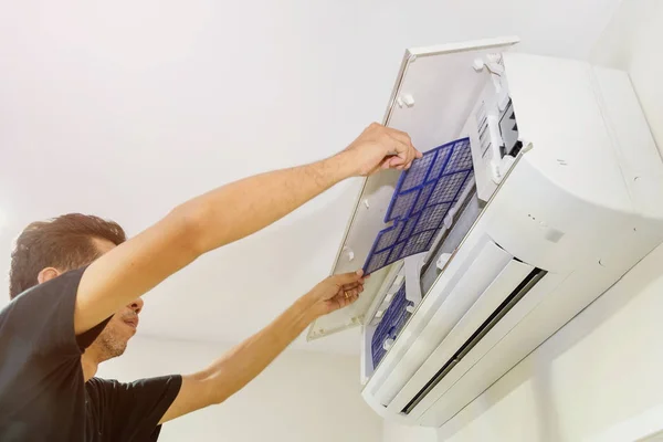 Cleaning filter air conditioner — Stock Photo, Image