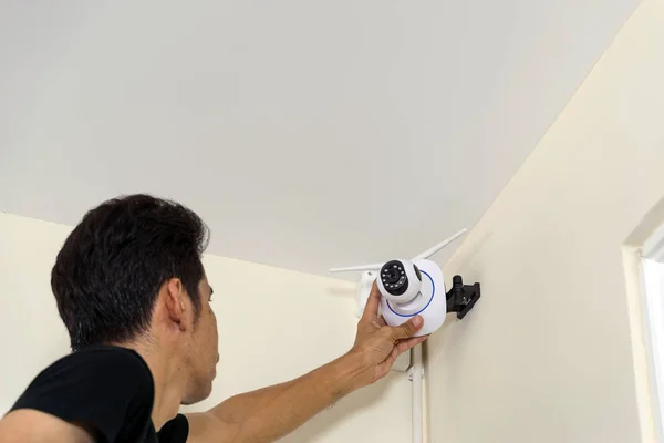Techniker installieren eine drahtlose Videokamera — Stockfoto