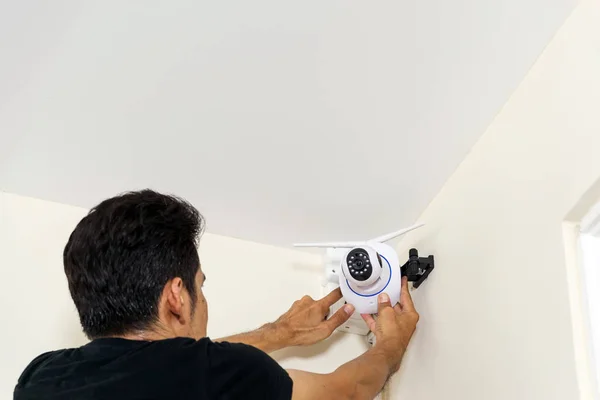 Techniker installieren eine drahtlose Videokamera auf dem Dach — Stockfoto