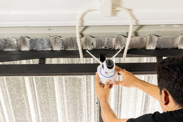 Techniker installieren eine drahtlose Videokamera auf dem Dach — Stockfoto