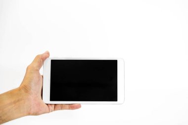 Bir tablet tutan erkekler el