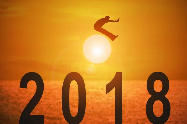 Sylwetka Młodego Człowieka Skoki Nad Liczbami 2018 Roku Piękny Zachód — Zdjęcie stockowe