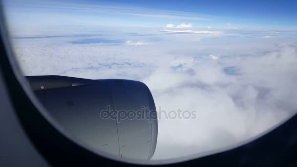 从飞机的窗户看天空上空飞过的云 通讯和旅游的概念 — 图库视频影像