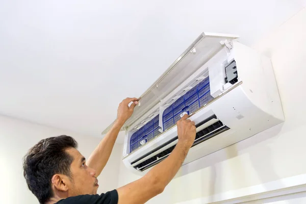 Air conditioner servive — Stock Photo, Image