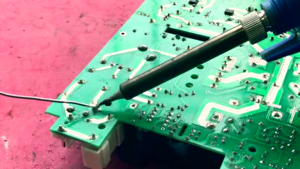 Tehnician Electronic Lipit Plăci Circuite Electronice — Videoclip de stoc