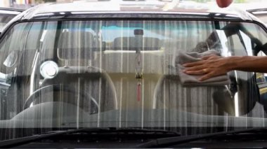 Temizlik vernik ve mikrofiber bir bez bir araba, konsept otomobil bakım endüstri için bir bardak temiz kullanıyor.