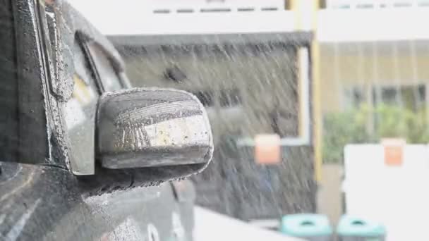 Espolvorear Agua Coche Con Aerosol Antes Limpiar Coche Con Lavado — Vídeo de stock