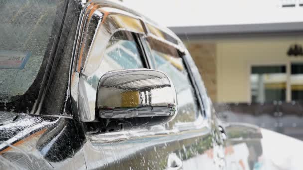 Espolvorear Agua Coche Con Aerosol Antes Limpiar Coche Con Lavado — Vídeo de stock