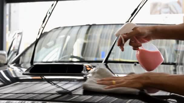 Прибиральний Персонал Використовує Лак Мікрофібри Очищення Кузова Автомобіля Концепція Догляду — стокове відео