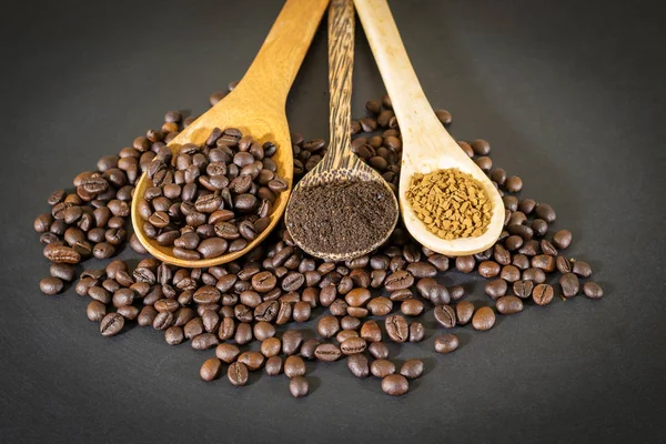 Chicchi di caffè, caffè in polvere e caffè istantaneo — Foto Stock