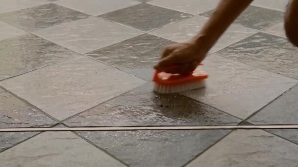 Pánské ruce se používají k přeměně leštění podlahy.