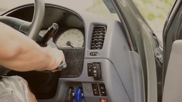 Feche Mão Homem Com Chave Para Ligar Conceitos Indústria Motores — Vídeo de Stock