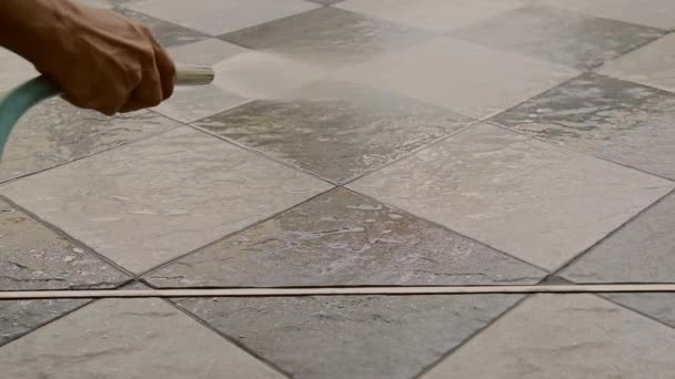 Рука Людини Використовує Шланг Чищення Підлоги Плитки — стокове відео