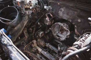 Arabanın motor kompartımanına yakın çekim.