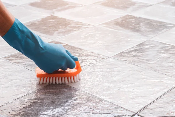 Csempe padló tisztítása. — Stock Fotó