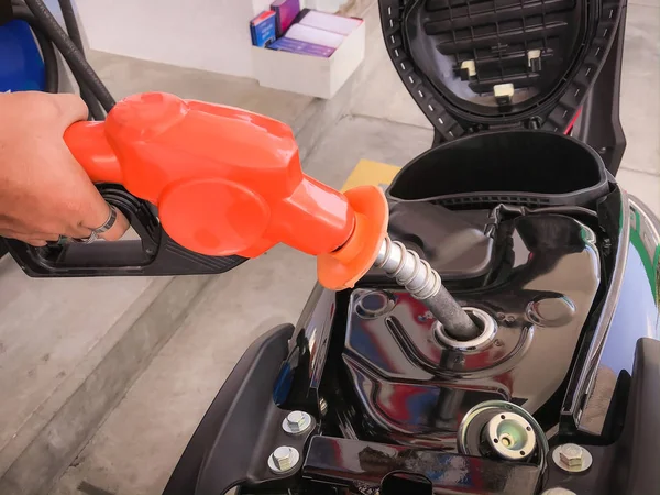 Plnění benzínu do palivové nádrže motocyklu. — Stock fotografie
