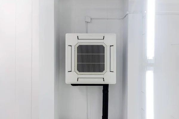 Klimatyzator czterodrożny zamontowany na suficie. — Zdjęcie stockowe