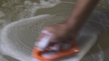 Erkeklerin elleri döşemeleri cilalamak için kullanılır..