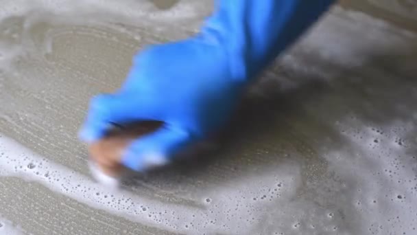 Hand Man Met Blauwe Rubberen Handschoenen Wordt Gebruikt Scrub Reiniging — Stockvideo