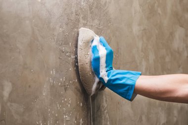 Beton duvarı temizliyorum..