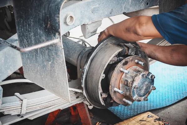 Repair the rear brake of the car — 스톡 사진