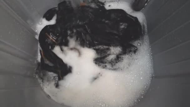 Sluiten Spinnen Kleren Wasmachine Tot Het Waspoeder Water Wordt Zwart — Stockvideo