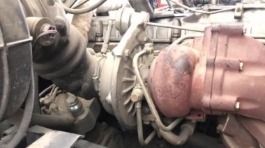Dizel yakıt kullanan büyük bir kamyon motoruna yakın çekim.