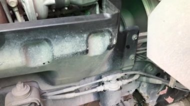 Dizel yakıt kullanan büyük bir kamyon motoruna yakın çekim.