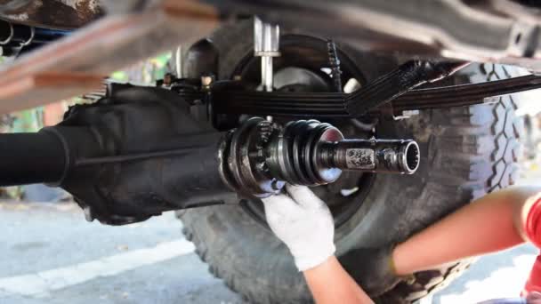 Automechaniker Trägt Weiße Stoffhandschuhe Und Repariert Die Antriebswelle Des Lastwagens — Stockvideo