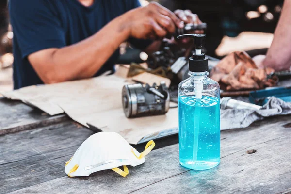 Máscara Sanitária Álcool Gel Para Lavar Mãos Limpeza Uma Mesa — Fotografia de Stock