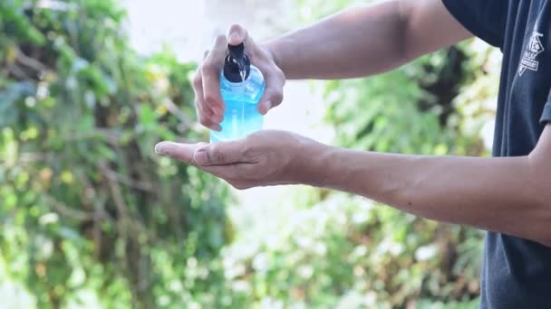 Homem Está Limpando Mãos Com Álcool Gel Para Prevenir Infecção — Vídeo de Stock