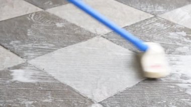 Döşemeyi fırçayla temizliyorum..