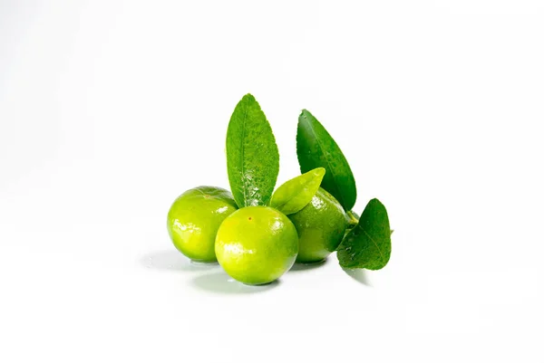 Limones Frescos Hojas Verdes Para Cocinar Aislados Sobre Fondo Blanco —  Fotos de Stock