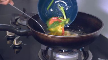 Kızartma tavasında yumurta kızartmak. Mutfaktaki gaz sobasının ısısıyla..