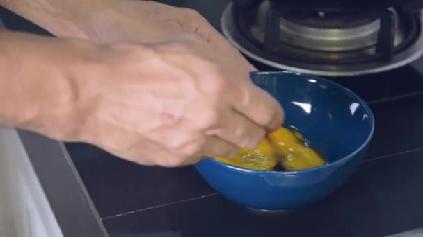 Sluit Mannen Hand Met Behulp Van Een Lepel Klop Eieren — Stockvideo
