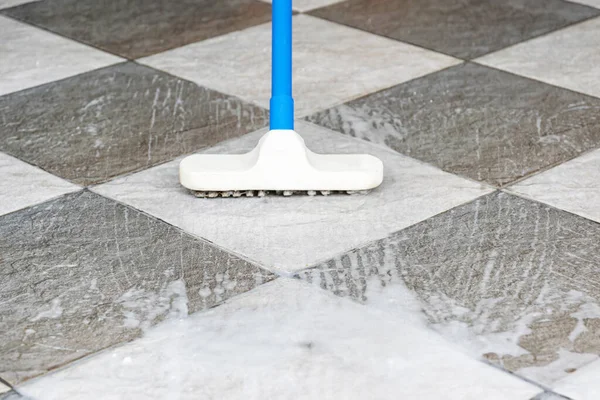 Limpeza Piso Azulejos Com Escova Limpeza Piso — Fotografia de Stock