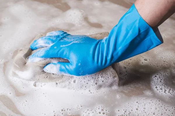 Die Hand Eines Mannes Mit Blauen Gummihandschuhen Reinigt Mit Einem — Stockfoto