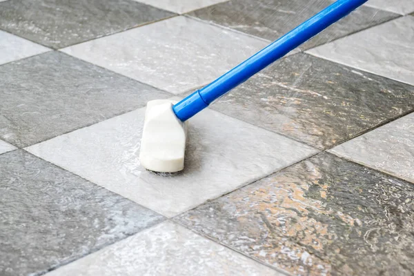 Limpeza Piso Azulejos Com Escova Limpeza Piso — Fotografia de Stock