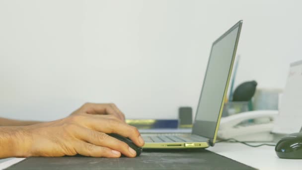 Bir Adamın Elini Kablosuz Fare Dizüstü Bilgisayar Kullanarak Evde Bilgi — Stok video