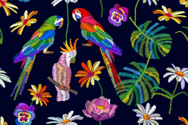 Été tropical. Motif vectoriel sans couture avec perroquets, fleurs et feuilles de palmier . — Image vectorielle