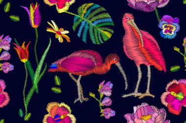 Çiçek bahçesinde iki Ibises.