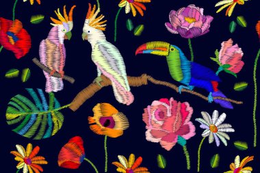 Çiçek açan bir cennet. Siyah arka planda kesintisiz vektör desen papağan, çiçek ve palmiye yaprakları.